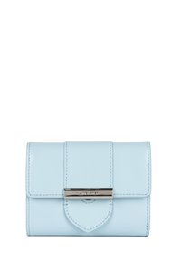 Portafoglio in pelle azzurro chiaro con pattina frontale, dettagli in metallo argentato e cuciture decorative. Presenta un design appuntito al centro inferiore.