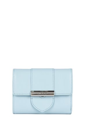 Portafoglio in pelle azzurro chiaro con pattina frontale, dettagli in metallo argentato e cuciture decorative. Presenta un design appuntito al centro inferiore.
