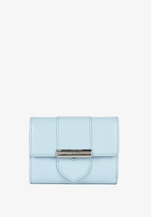 Portefeuille en cuir bleu clair avec un rabat avant, accents en métal argenté et détails cousus. Présente un design en pointe au centre inférieur.