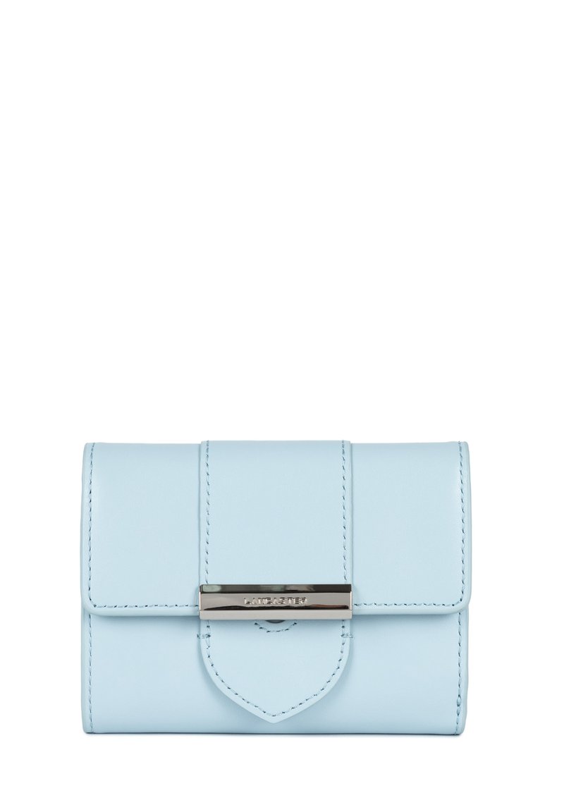 Portafoglio in pelle azzurro chiaro con pattina frontale, dettagli in metallo argentato e cuciture decorative. Presenta un design appuntito al centro inferiore.