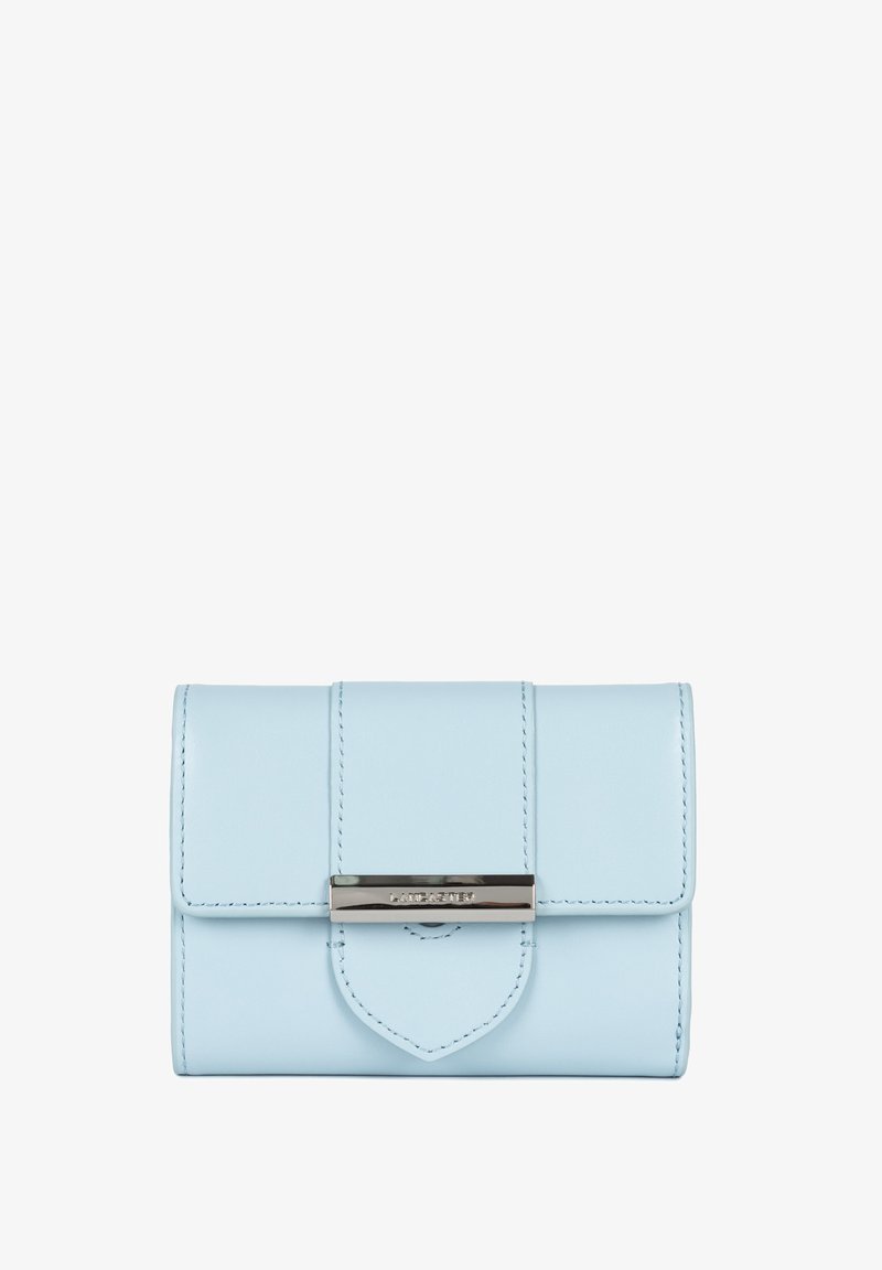Portafoglio in pelle azzurro chiaro con pattina frontale, dettagli in metallo argentato e cuciture decorative. Presenta un design appuntito al centro inferiore.