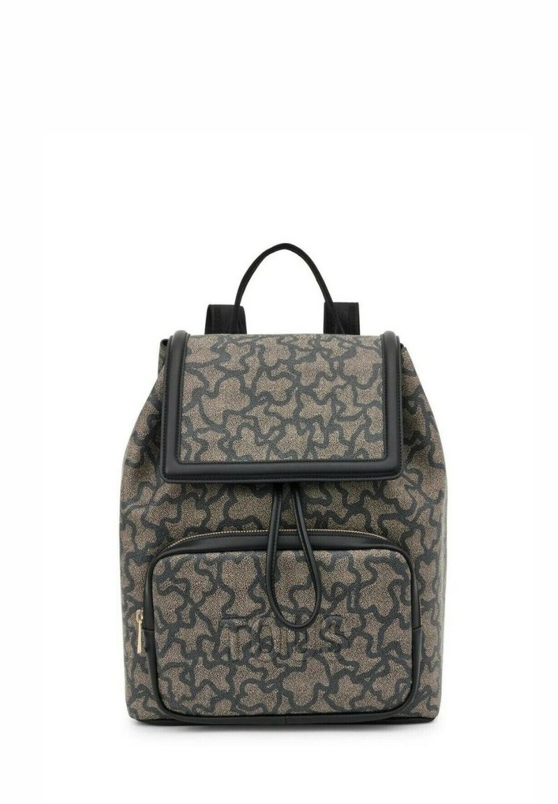 Mochila marrón con estampado, cierre de solapa, acentos de cuero, bolsillo frontal y dos correas ajustables de tela. Detalle de superficie texturizada.