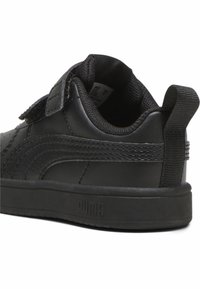 Sneaker in pelle nera con colletto imbottito, striscia in velcro, pannelli laterali testurizzati e logo sul tallone. Suola in gomma spessa e fodera in rete.