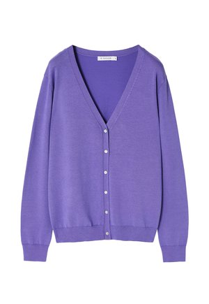 Violets džemperis, kas izgatavots no mīksta auduma, ar dziļu V veida kakla izgriezumu, ribotām aprocēm un pogu aizdari priekšā.