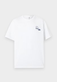 Λευκό βαμβακερό T-shirt με κοντά μανίκια, με σκούρο μπλε γραφικό σχέδιο στο αριστερό στήθος. Κλασικό στυλ λαιμόκοψης crew.