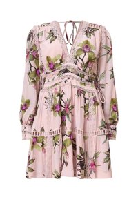 Robe à fleurs rose clair avec manches longues, col en V, bordure en dentelle et jupe à volants, avec des motifs floraux verts et violets.