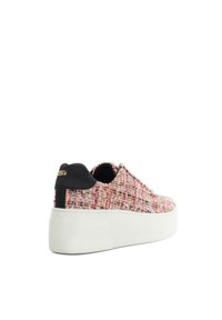 Textuur slip-on sneaker met een kleurrijke geweven bovenkant in rood, roze en zwart, witte platformzool en zwarte accent aan de hiel.