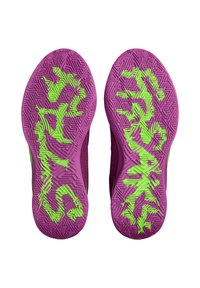 Suela de zapato deportivo púrpura con acentos de goma verdes que presentan un patrón texturizado y letras estilizadas en negrita. Diseño ligero para una mejor tracción.