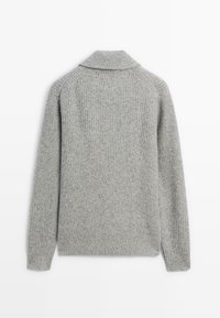 Maglione lavorato a maglia grigio chiaro con maniche lunghe, texture a coste e colletto ripiegato, mostrato da dietro su uno sfondo bianco.