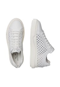 Sneaker bianca con tomaia in pelle perforata, lacci piatti e suola in gomma. Ridges strutturati sulla suola e brandizzazioni sulla linguetta e sul lato.