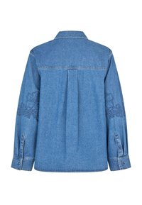 Chemise en denim avec un pli dos, manches longues et accents floraux brodés sur les manches. Couleur bleu clair, col standard, poignets à boutons.