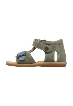 Sandalo da bambino in camoscio verde con fibbia blu, cinturino alla caviglia con chiusura in Velcro e suola in gomma marrone, mostrato di lato su sfondo bianco.