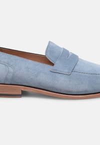 Hellblauer Wildleder-Loafer mit rundem Zehenbereich und zwei dekorativen Riemen. Verfügt über einen braunen, gestapelten Absatz und Kontrastnähte entlang der Kanten.