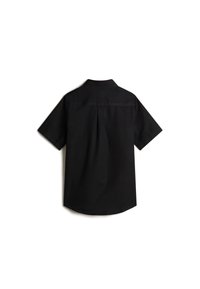 Camicetta nera a maniche corte con colletto, caratterizzata da un taglio dritto, cucitura a yoke sul retro e texture liscia. Nessun motivo o accento visibile.