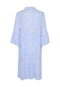 Modré šaty s květinovým potiskem, s roztřepenými rukávy, vysokým výstřihem, tiered ruffle spodním lemem a lehkým materiálem, který obsahuje rozptýlený bílý vzor.