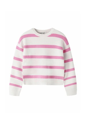 Pull en tricot blanc avec des rayures roses horizontales et un col rond, présenté sur un fond blanc uni.