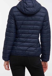 Marineblauer Pufferjacke mit Kapuze, mit horizontalem Steppmuster, strukturiertem Stoff und elastischen Bündchen. Die Rückansicht zeigt eine taillierte Silhouette.