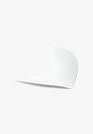 Biała, półkulista proteza piersi o gładkiej fakturze. Zaprojektowana z myślą o dyskretnym użyciu z bezszwowym wyglądem.