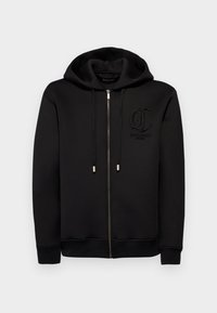 Felpa nera con zip realizzata in tessuto morbido, dotata di un grande cappuccio, tasche frontali, cordini regolabili e un logo in rilievo sul petto.