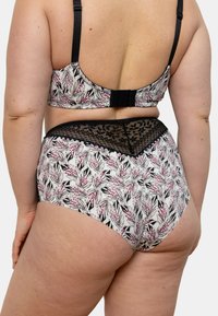 Ensemble de soutien-gorge et culotte taille haute avec un motif floral en noir, blanc et rose. Détails en dentelle sur la ceinture de la culotte. Bretelles réglables.