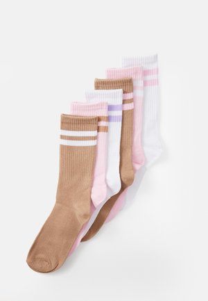 Set od šest pari čarapa u različitim nijansama ružičaste, smeđe i bijele; rebrasta tekstura s dvije bijele pruge na smešnoj čarapi.