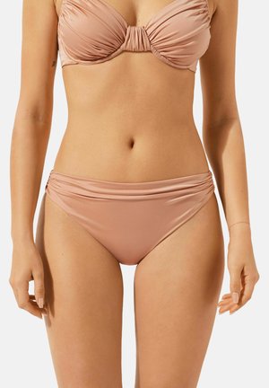 Ljusbrun bikiniuppsättning med en texturerad, rynkad design. Toppdelen har en knuten mitt och bottnarna har sidrynkor för en smidig passform.