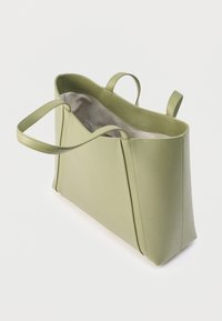 Τσάντα ώμου από δέρμα ανοιχτού πράσινου χρώματος με δύο χειρολαβές, ανοιχτό πάνω μέρος και εσωτερικό από μπεζ ύφασμα με εσωτερική τσέπη με φερμουάρ.