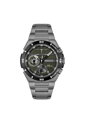 Montre Hugo avec un bracelet en acier inoxydable, un cadran texturé noir et vert, des index heures blancs, et des sous-cadrans pour la fonctionnalité jour et date.
