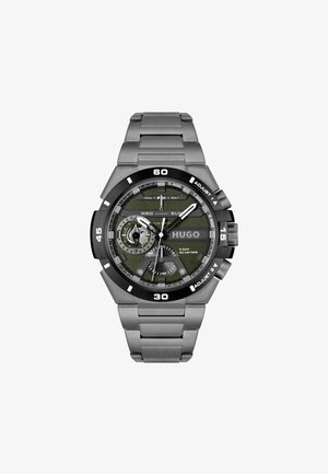Hugo-Uhr mit Edelstahlarmband, schwarzem und grünem strukturiertem Zifferblatt, weißen Stundenmarkierungen und Zusatzanzeigen für Tag und Datum.