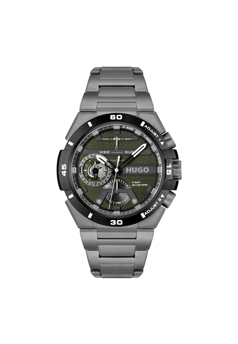 Montre Hugo avec un bracelet en acier inoxydable, un cadran texturé noir et vert, des index heures blancs, et des sous-cadrans pour la fonctionnalité jour et date.