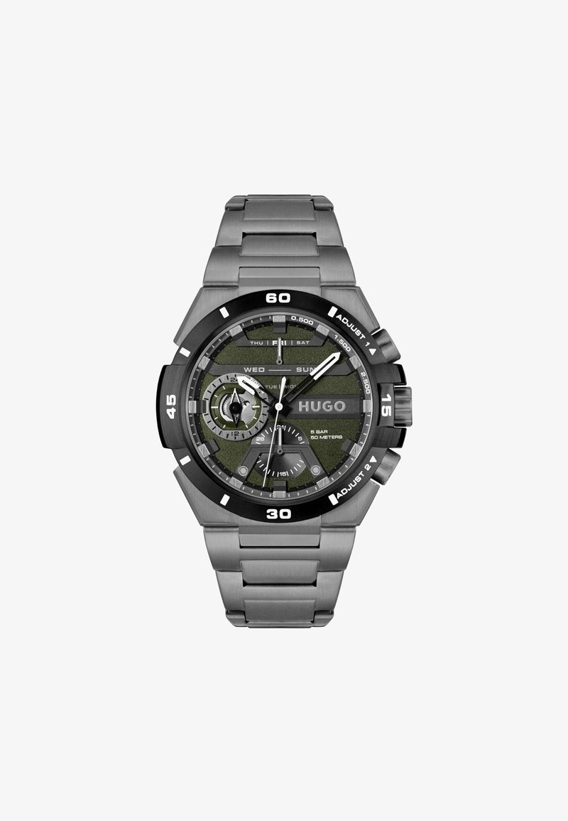 Hugo-Uhr mit Edelstahlarmband, schwarzem und grünem strukturiertem Zifferblatt, weißen Stundenmarkierungen und Zusatzanzeigen für Tag und Datum.