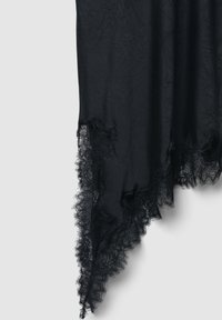 Châle en dentelle noire avec une texture froncée, de forme triangulaire, et une bordure en dentelle détaillée le long des bords, enrichissant son design en couches.