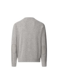 Szary sweter z okrągłym dekoltem, długimi rękawami, prążkowanym dołem i zamszowymi łaty na łokciach. Miękka tekstura i swobodny styl.