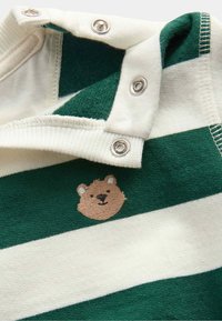 Stribet skjorte i grøn og creme farvet bomuld, med en bjørneansigt broderi på brystet og trykknapper ved kraven.