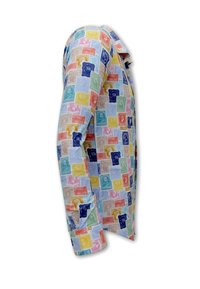 Kleurrijk shirt bedekt met een stempelprint; heeft een mix van blauwe, roze, oranje en groene stempels op een lichtblauwe achtergrond. Lange mouwen.