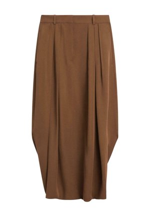 Brązowa spódnica midi z wysokim stanem, szerokimi plisami i asymetrycznym, drapowanym brzegiem, z pętlami na pasek i gładką teksturą materiału.