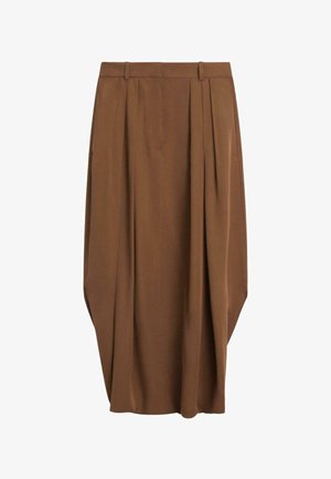 Jupe midi marron taille haute avec larges plis et ourlet drapé asymétrique, dotée de passants pour ceinture et d'une texture de tissu lisse.