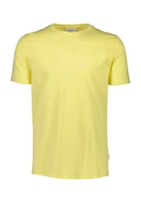 Keltainen lyhythihainen t-paita, joka on valmistettu pehmeästä puuvillasta. Ominaisuuksiin kuuluu pyöreä kaula-aukko ja suora malli, jossa on pieni brändilogo sivussa.