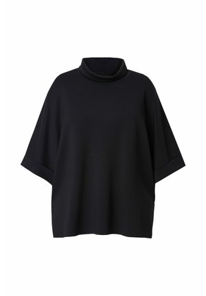 Černý volný top s krátkými rukávy a vysokým límcem. Vyrobený z hladké látky, s volným střihem a ohrnutými manžetami. Jednoduchý design.