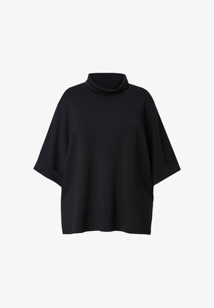 Czarny, oversize'owy top z krótkim rękawem i wysokim kołnierzem. Wykonany z gładkiej tkaniny, o luźnym kroju i podwiniętych mankietach. Prosty design.