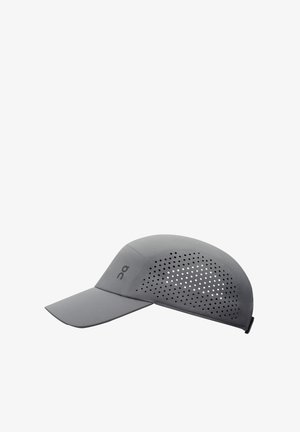 Harmaa kevytlakki, jossa on yhtenäinen etuosa ja tuuletusta varten rei'itetty tausta sekä kaareva lippa. Logo sivulla.