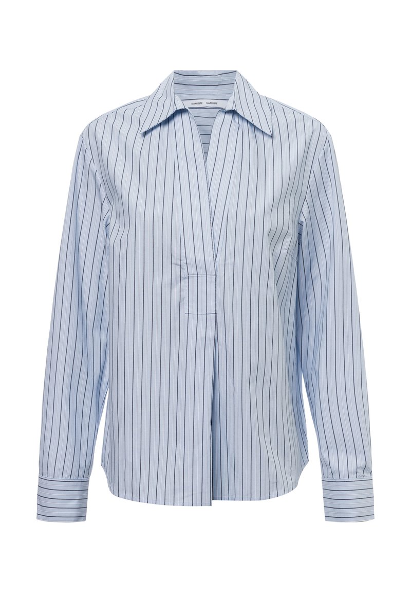 Lichtblauwe blouse met lange mouwen, verticale witte en zwarte strepen, een brede kraag en een diepe V-hals.