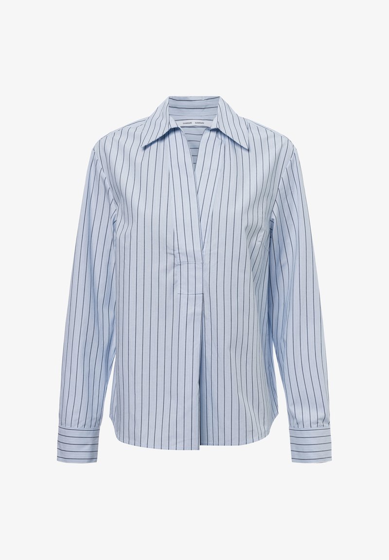 Lichtblauwe blouse met lange mouwen, verticale witte en zwarte strepen, een brede kraag en een diepe V-hals.