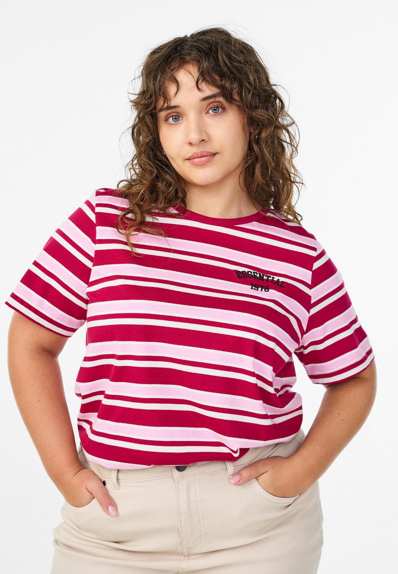 Punaste ja roosade triipudega lühikeste varrukatega T-särk ümarate kaelustega ja tikitud kirjaga. Sobib kreemikasvärviliste pükstega. Pehme puuvillane materjal.