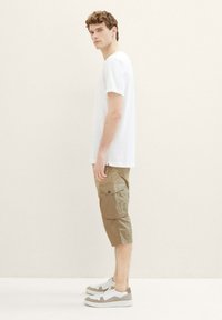 TOM TAILOR BERMUDA MIT PRINT - Shorts - beige geometric structure