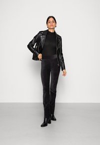 Calvin Klein Jeans VELVET SKINNY PANTS - Calças - black