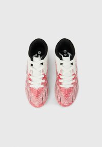 Ζευγάρι αθλητικών παπουτσιών με λευκό και κόκκινο μοτίβο, με λευκά κορδόνια και μαύρο μαξιλαρωμένο εσωτερικό, εμφανιζόμενα από πάν ω σε λευκό φόντο.