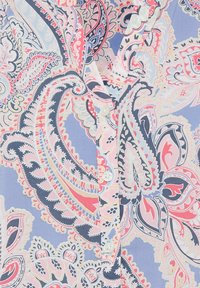 Tessuto a stampa paisley multicolore con sfumature di blu, rosa e crema, caratterizzato da trame sottili e bottoni bianchi lungo il diaframma anteriore.