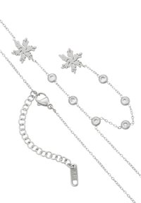 Collana in argento delicata con due charm a forma di foglia e sei piccole gemme rotonde trasparenti distribuite uniformemente lungo la catena.