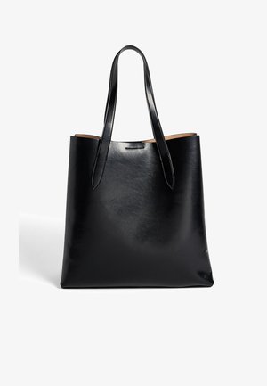 Črna usnjena torba z gladko površino, opremljena z dolgimi ročaji in odprtim vrhom. Preprosta, pravokotna oblika brez strojne opreme.